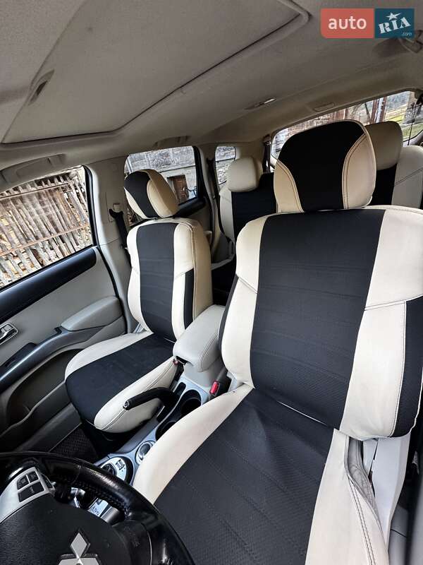 Внедорожник / Кроссовер Mitsubishi Outlander XL 2010 в Труханове