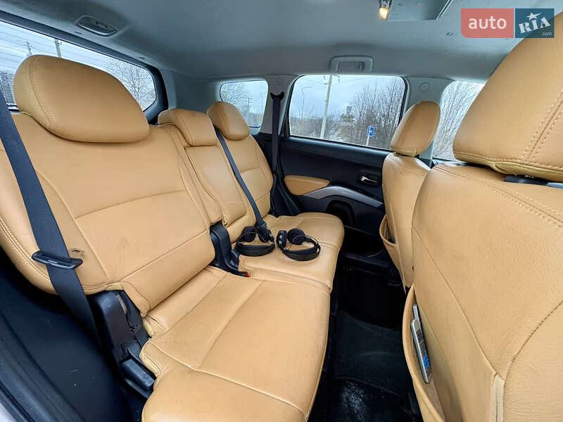 Внедорожник / Кроссовер Mitsubishi Outlander XL 2010 в Староконстантинове