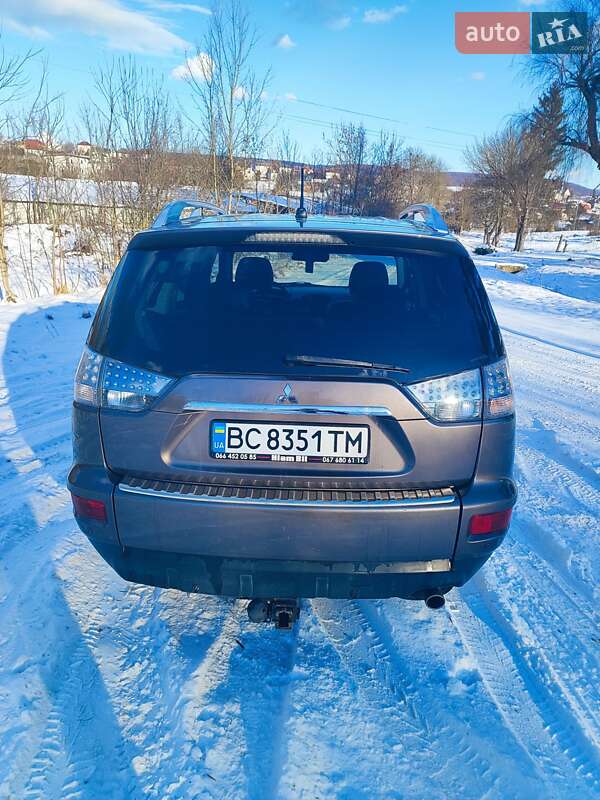 Внедорожник / Кроссовер Mitsubishi Outlander XL 2010 в Львове