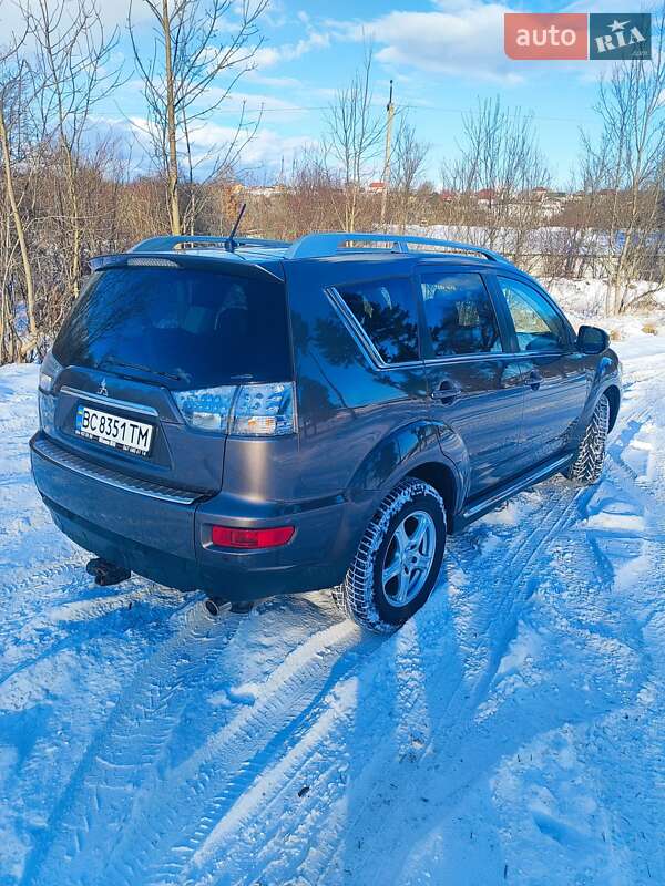 Внедорожник / Кроссовер Mitsubishi Outlander XL 2010 в Львове