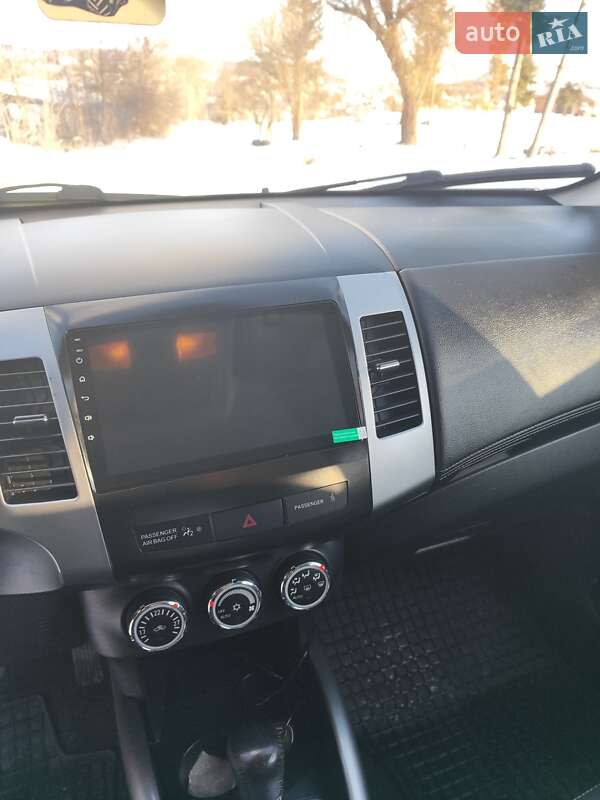 Внедорожник / Кроссовер Mitsubishi Outlander XL 2010 в Львове