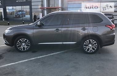 Позашляховик / Кросовер Mitsubishi Outlander 2017 в Києві