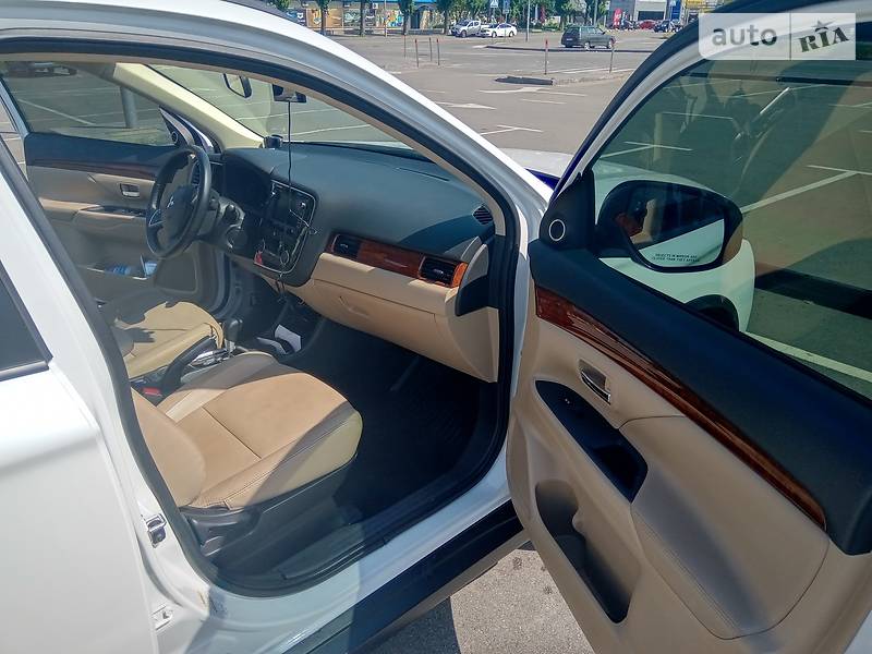 Внедорожник / Кроссовер Mitsubishi Outlander 2014 в Киеве