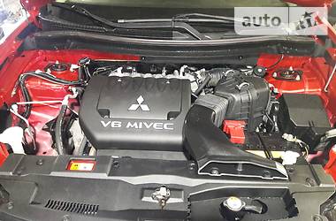 Позашляховик / Кросовер Mitsubishi Outlander 2014 в 