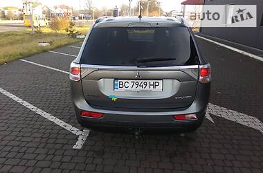 Позашляховик / Кросовер Mitsubishi Outlander 2013 в 