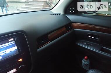 Позашляховик / Кросовер Mitsubishi Outlander 2014 в 