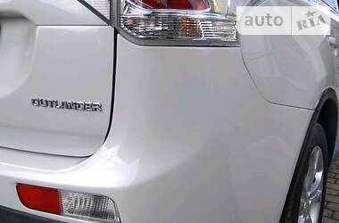 Позашляховик / Кросовер Mitsubishi Outlander 2014 в 