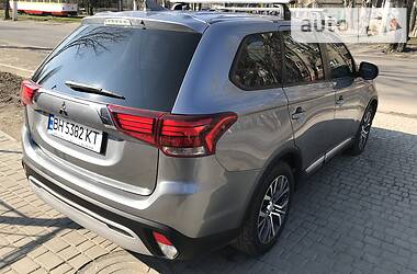 Позашляховик / Кросовер Mitsubishi Outlander 2018 в 