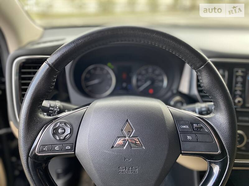 Позашляховик / Кросовер Mitsubishi Outlander 2016 в Івано-Франківську