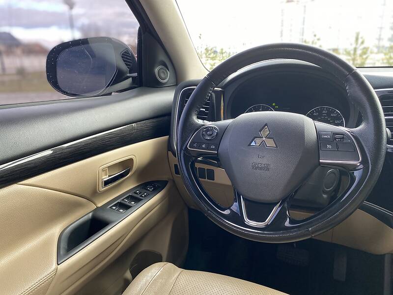 Позашляховик / Кросовер Mitsubishi Outlander 2016 в Івано-Франківську