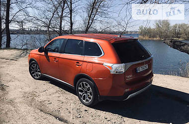 Позашляховик / Кросовер Mitsubishi Outlander 2014 в 