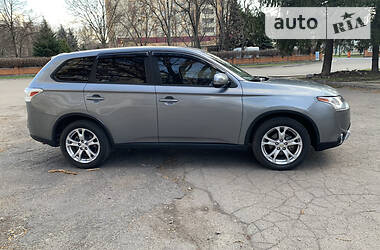 Позашляховик / Кросовер Mitsubishi Outlander 2015 в 