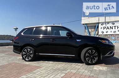 Позашляховик / Кросовер Mitsubishi Outlander 2017 в 