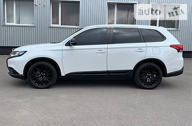 Позашляховик / Кросовер Mitsubishi Outlander 2016 в 