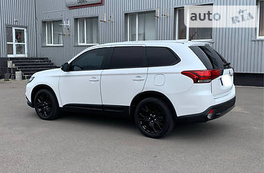 Позашляховик / Кросовер Mitsubishi Outlander 2016 в 