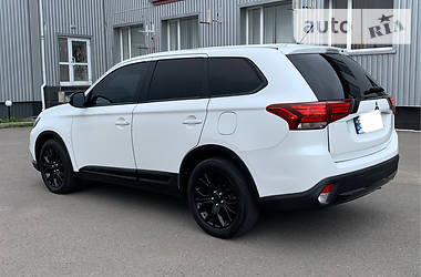 Позашляховик / Кросовер Mitsubishi Outlander 2016 в 