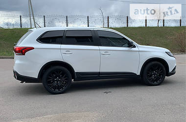 Позашляховик / Кросовер Mitsubishi Outlander 2016 в 