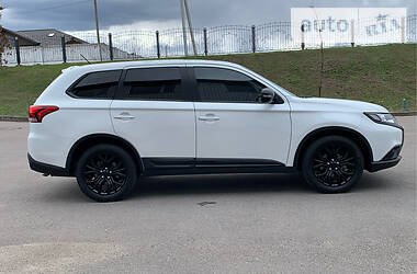 Позашляховик / Кросовер Mitsubishi Outlander 2016 в 