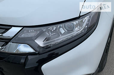 Позашляховик / Кросовер Mitsubishi Outlander 2016 в 