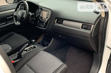 Позашляховик / Кросовер Mitsubishi Outlander 2016 в 