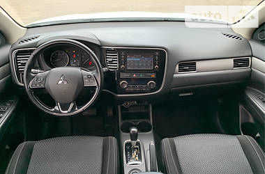 Позашляховик / Кросовер Mitsubishi Outlander 2016 в 