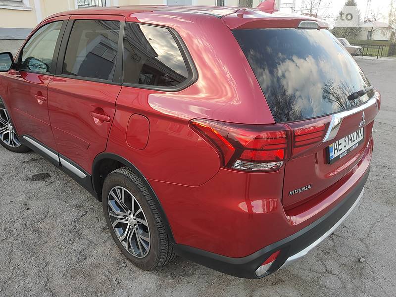 Позашляховик / Кросовер Mitsubishi Outlander 2015 в Новомосковську