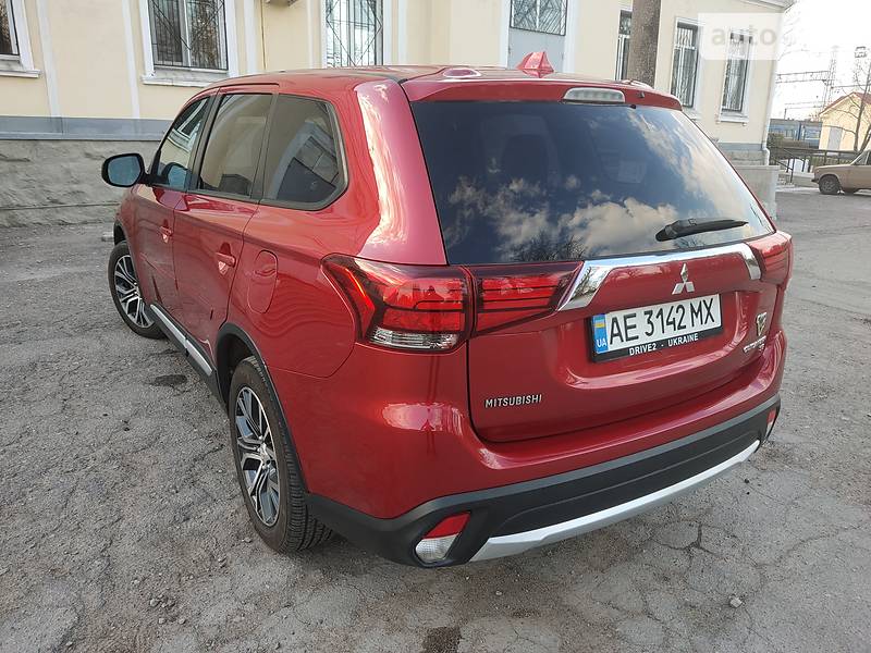 Позашляховик / Кросовер Mitsubishi Outlander 2015 в Новомосковську