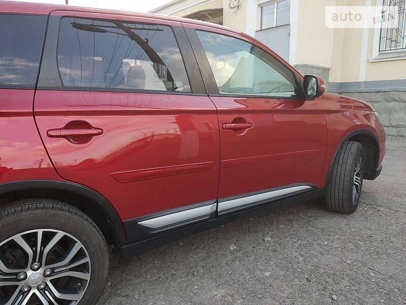 Позашляховик / Кросовер Mitsubishi Outlander 2015 в Новомосковську