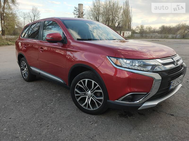 Позашляховик / Кросовер Mitsubishi Outlander 2015 в Новомосковську