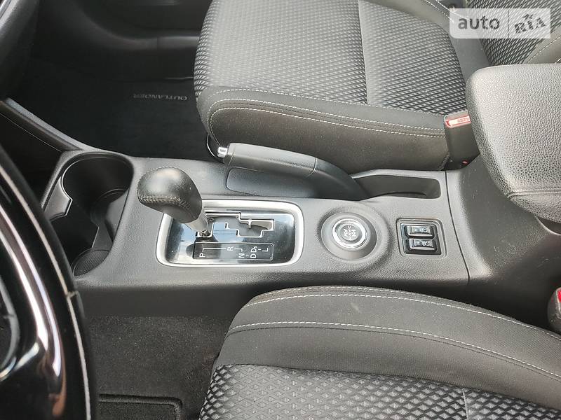 Позашляховик / Кросовер Mitsubishi Outlander 2015 в Новомосковську