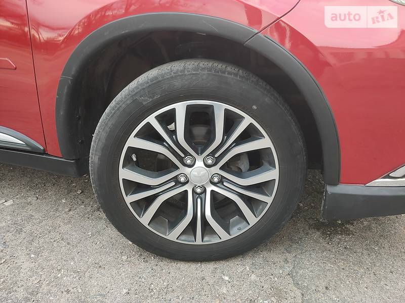 Позашляховик / Кросовер Mitsubishi Outlander 2015 в Новомосковську