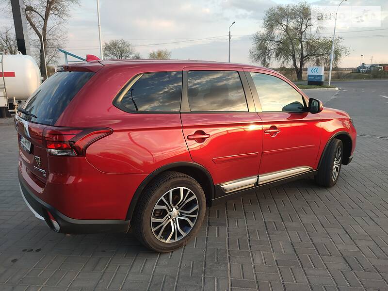 Позашляховик / Кросовер Mitsubishi Outlander 2015 в Новомосковську