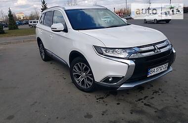 Позашляховик / Кросовер Mitsubishi Outlander 2016 в 
