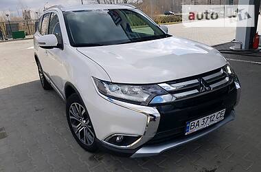 Позашляховик / Кросовер Mitsubishi Outlander 2016 в 