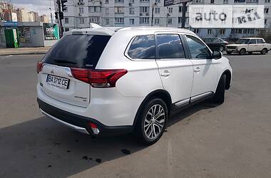 Позашляховик / Кросовер Mitsubishi Outlander 2016 в 