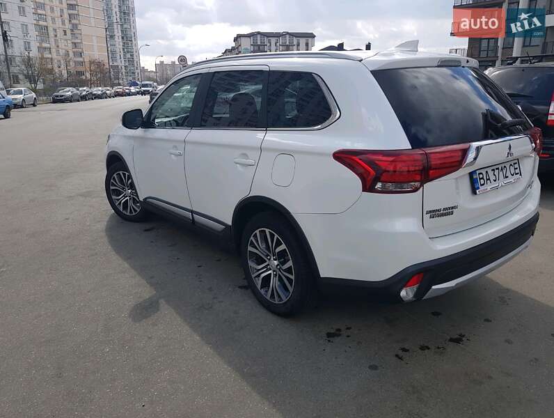 Позашляховик / Кросовер Mitsubishi Outlander 2016 в 