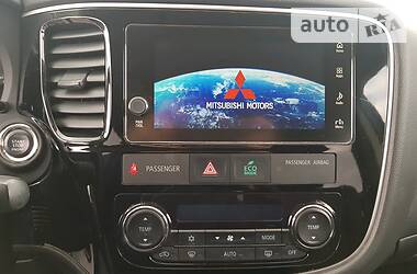 Позашляховик / Кросовер Mitsubishi Outlander 2016 в 