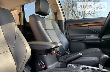 Позашляховик / Кросовер Mitsubishi Outlander 2014 в 