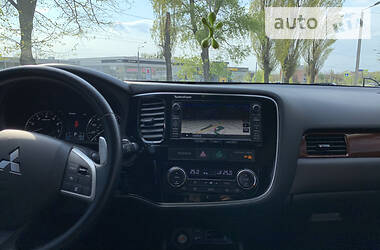 Позашляховик / Кросовер Mitsubishi Outlander 2014 в 