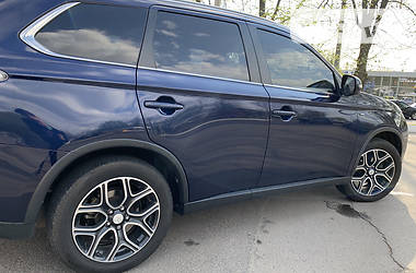 Позашляховик / Кросовер Mitsubishi Outlander 2014 в 