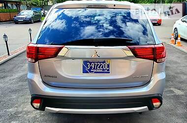 Позашляховик / Кросовер Mitsubishi Outlander 2017 в 