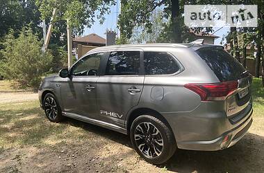 Позашляховик / Кросовер Mitsubishi Outlander 2016 в Запоріжжі