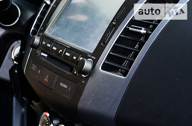 Внедорожник / Кроссовер Mitsubishi Outlander 2010 в 