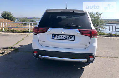 Внедорожник / Кроссовер Mitsubishi Outlander 2015 в Херсоне