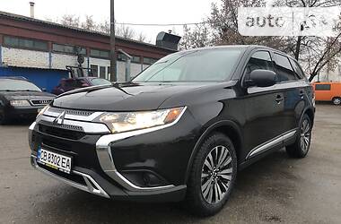 Позашляховик / Кросовер Mitsubishi Outlander 2019 в Києві