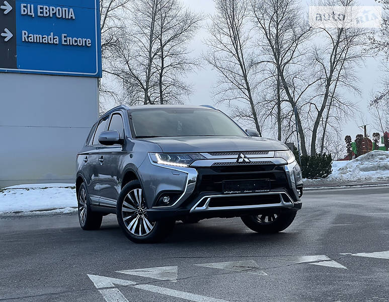 Внедорожник / Кроссовер Mitsubishi Outlander 2018 в Киеве