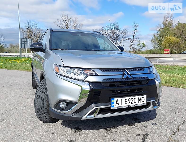 Внедорожник / Кроссовер Mitsubishi Outlander 2020 в Киеве