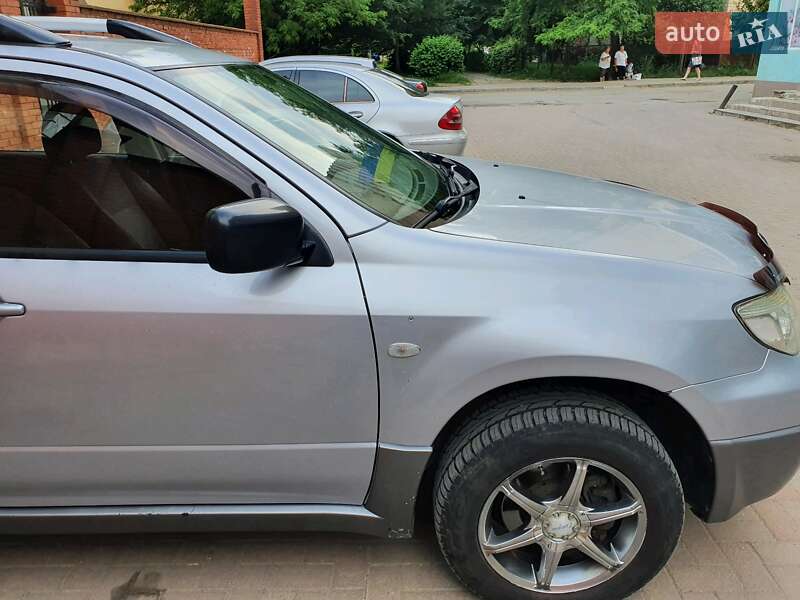 Позашляховик / Кросовер Mitsubishi Outlander 2005 в Чернівцях