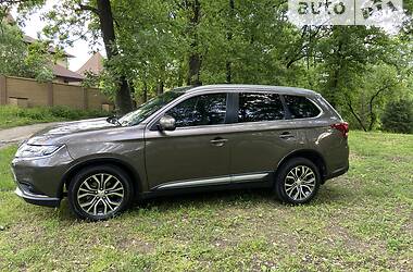 Позашляховик / Кросовер Mitsubishi Outlander 2016 в Запоріжжі