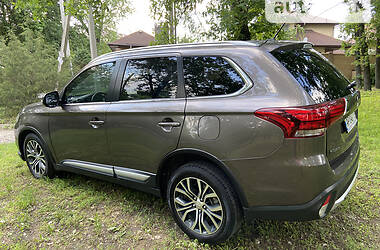 Позашляховик / Кросовер Mitsubishi Outlander 2016 в Запоріжжі